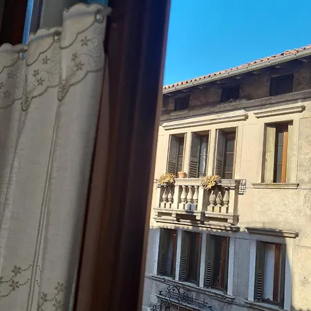 Via Mezzaterra 10 *